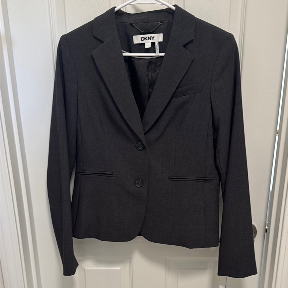 DKNY grey blazer. Size: 8
Color: Charcoal grey
NWT